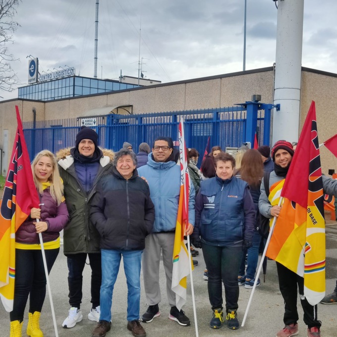 Cambiago, le foto della protesta dei lavoratori davanti alla Esprinet