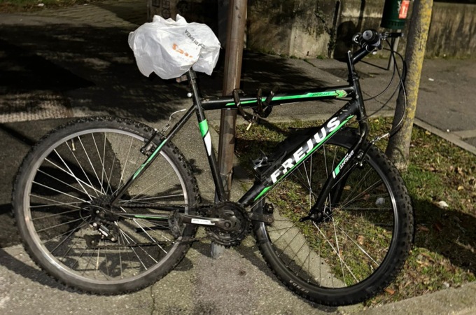 Investe un ciclista di 19 anni e scappa: identificato pirata della strada a Brugherio