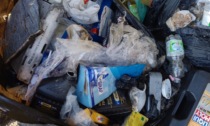 Strada trasformata in discarica, sette multe e una denuncia: gli indizi tra i rifiuti