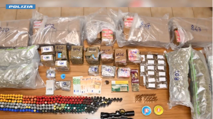 Cinquanta chili di droga, munizioni e un fucile: tra i quattro arrestati anche un minorenne