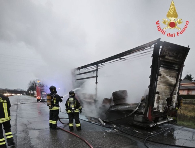 Incendio distrugge un camion sulla Provinciale, l’intervento dei Vigili del Fuoco