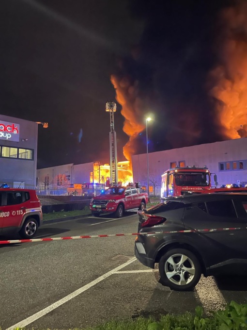 Spaventoso incendio a Truccazzano: i primi rilievi di Arpa sulla combustione del materiale plastico