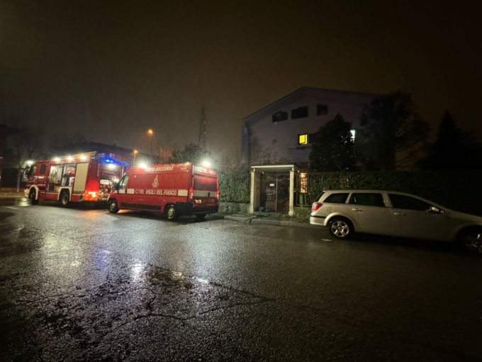 Incendio in una villetta, intervento dei Vigili del Fuoco