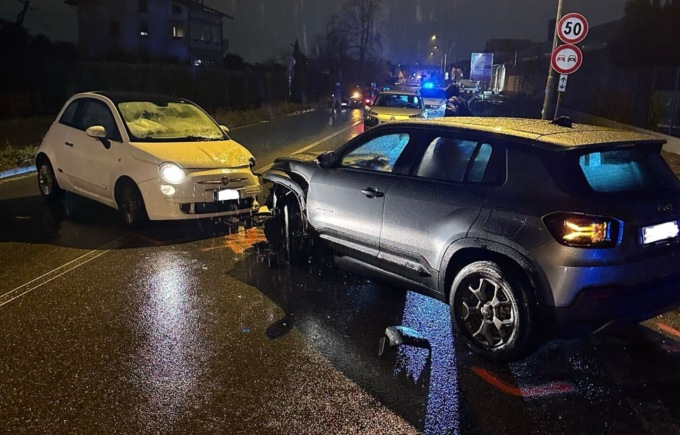 Incidente con tre macchine, un automobilista era ubriaco: ferita una donna