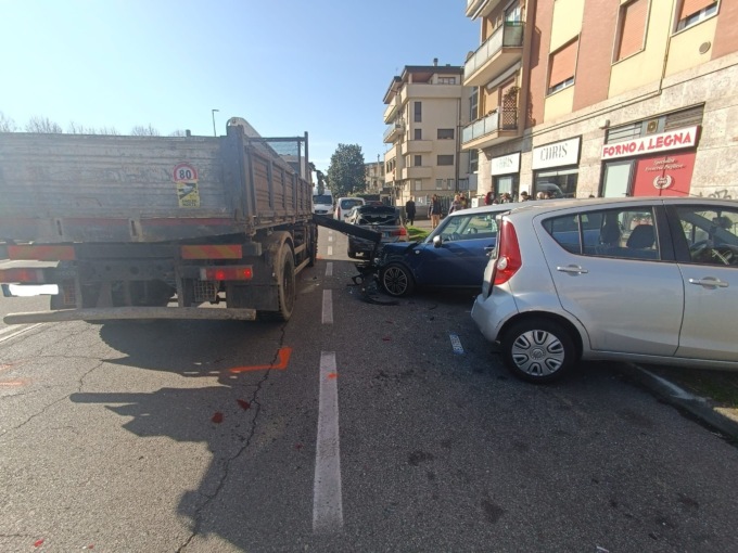 Camion gru distrugge quattro auto in sosta: la lunga scia di danni