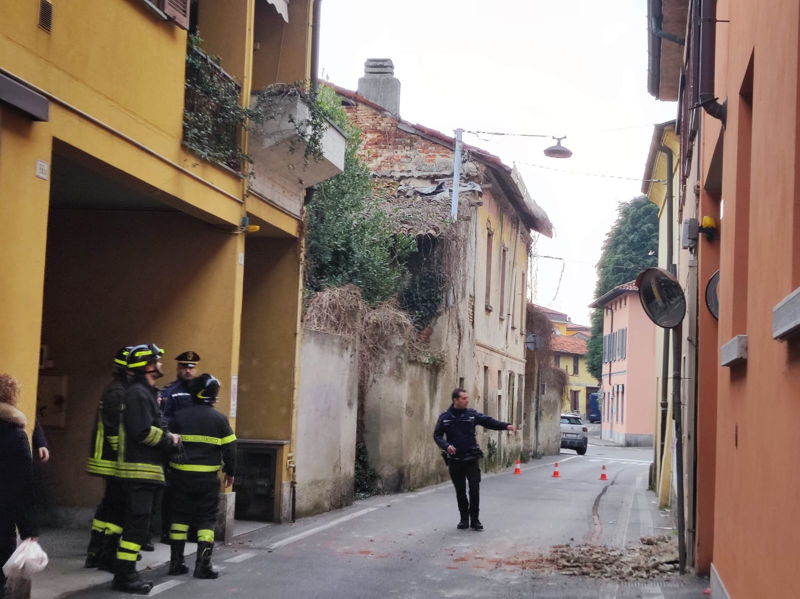 crollo cornicione melzo via sant'andrea