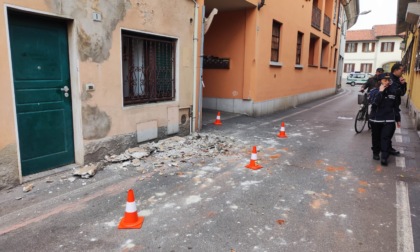 Crolla il cornicione di una palazzina a Melzo, strada chiusa