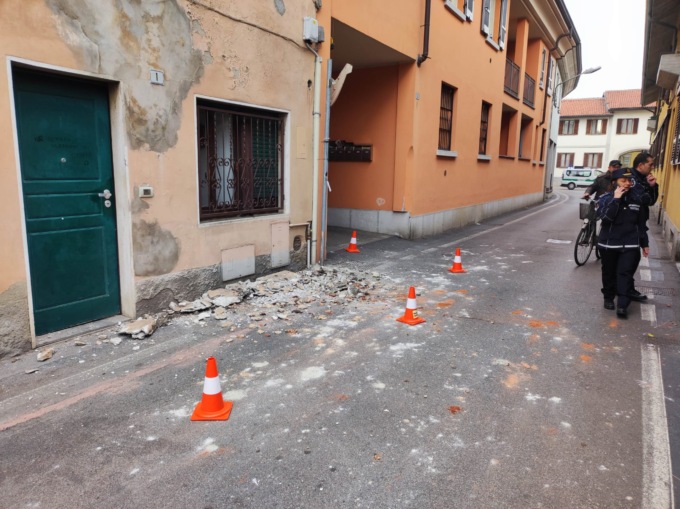 Crolla il cornicione di una palazzina a Melzo, strada chiusa