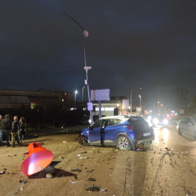 Brugherio: perde il controllo dell’auto e abbatte il guardrail e il box dell’autovelox. Piegato anche un palo dell’illuminazione