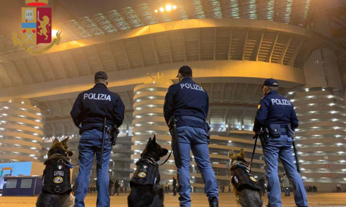 Il tifoso francese che voleva entrare allo stadio con un fumogeno negli slip