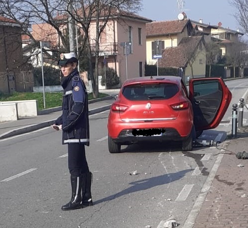 Alza il gomito, perde il controllo dell’auto e abbatte diversi paletti: patente ritirata