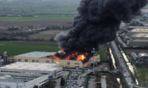 Vasto incendio a Truccazzano in un capannone industriale: 9 squadre di pompieri in azione