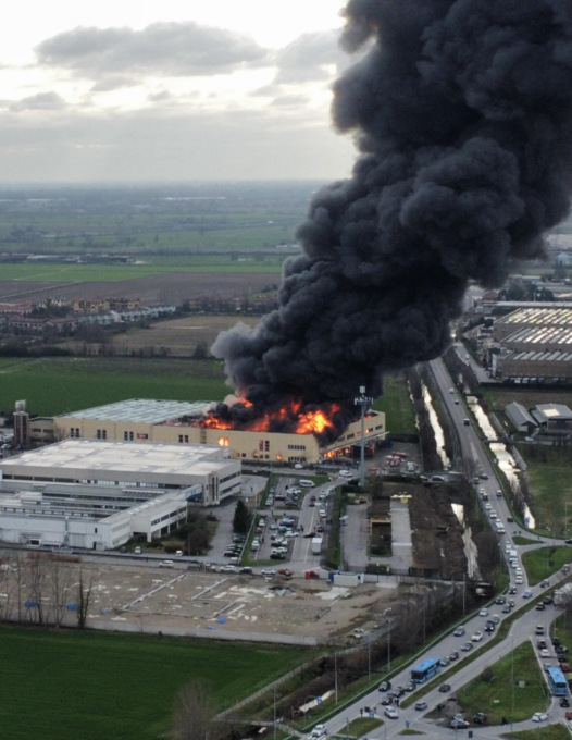 Vasto incendio a Truccazzano in un capannone industriale: 9 squadre di pompieri in azione