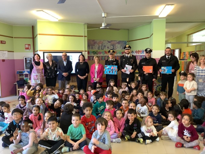 Trezzo, avevano recuperato a tempo di record la Lim rubata: Carabinieri accolti da eroi alla scuola dell’infanzia