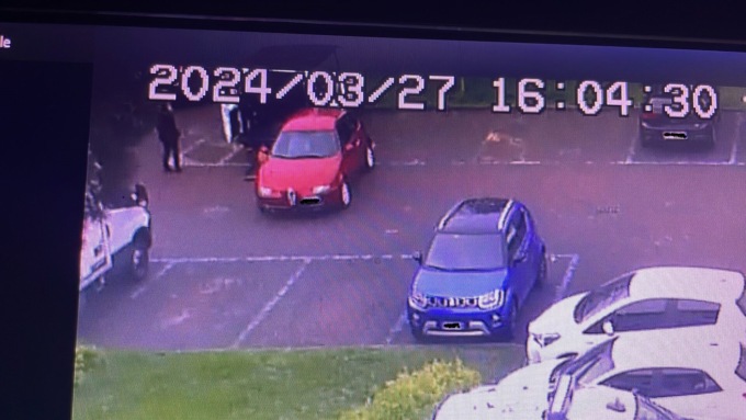 Trezzo, il freno a mano non tiene: auto in sosta va a sbattere contro il pulmino dei disabili