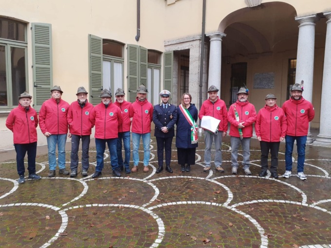 Vaprio, gli Alpini consegnano bandiere tricolori per celebrare il 50esimo del gruppo