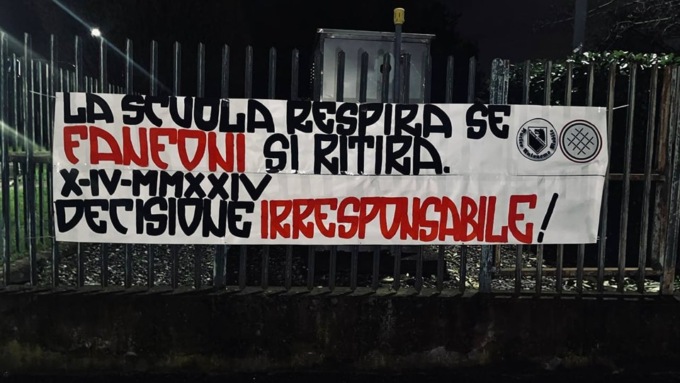 La Rete dei Patrioti contro il preside di Pioltello: striscione rimosso dai Carabinieri