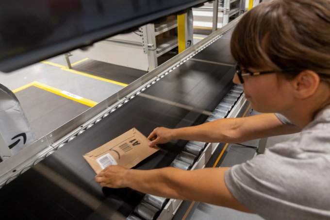 Giornata della donna, il sondaggio di Amazon: famiglia e stipendi più bassi ostacoli professionali