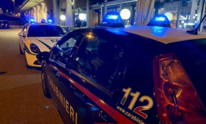 Trambusto fuori dal bar: giovane viene spintonato e cade dalle scale