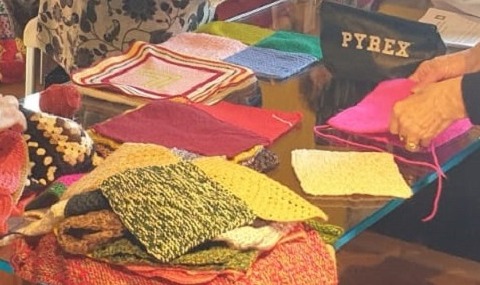 I gomitoli di lana lavorati dalle volontarie aiutano i neonati prematuri