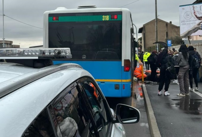 Ressa per salire sul bus fuori da scuola a Inzago, 18enne finisce con il piede sotto una ruota