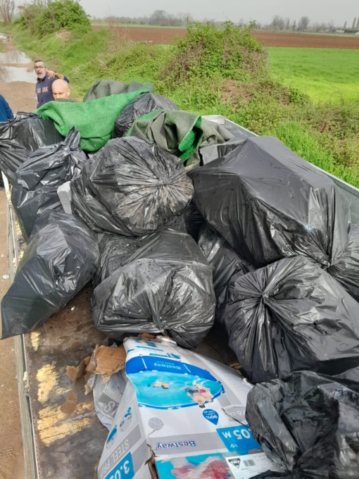 Durante la corsa trovano una mega discarica abusiva