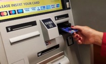 "Le è caduta la banconota": i quattro truffatori dei bancomat avevano colpito anche in Lombardia