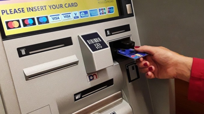 “Le è caduta la banconota”: i quattro truffatori dei bancomat avevano colpito anche in Lombardia