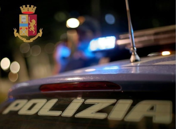 Accerchiano le Volanti urlando in arabo e aggrediscono i poliziotti: arrestati due nordafricani