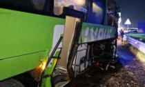 Flixbus parte da Milano e si schianta sull'Autosole: morto un 18enne