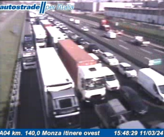 Incendio in autostrada, traffico in tilt