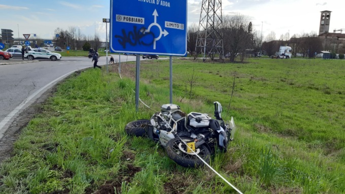 Tremendo schianto tra auto e moto a Pioltello: due feriti