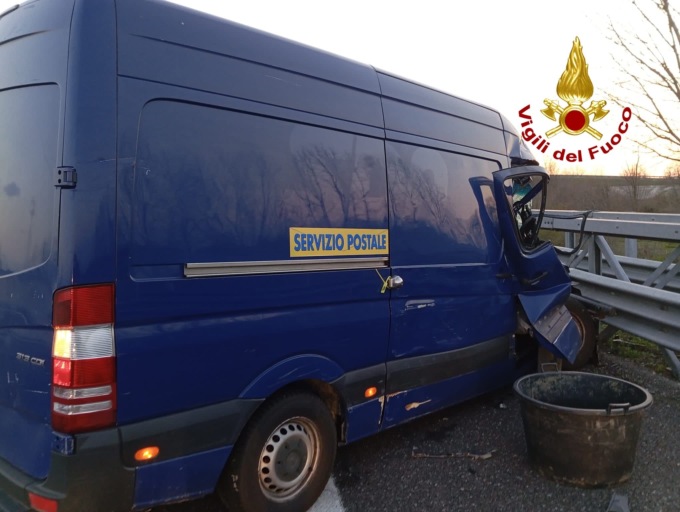 Incidente mortale sulla Teem: perde la vita il conducente di un furgone Sda