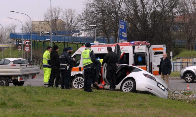 Incidente sulla Rivoltana, le foto della Tesla “decollata” nell’aiuola: conducente ferito