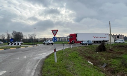 Guasto al camion sulla rotonda: traffico in tilt sulla SP13 tra Gorgonzola e Melzo