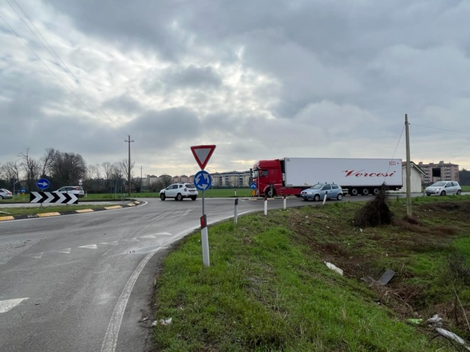 Guasto al camion sulla rotonda: traffico in tilt sulla SP13 tra Gorgonzola e Melzo