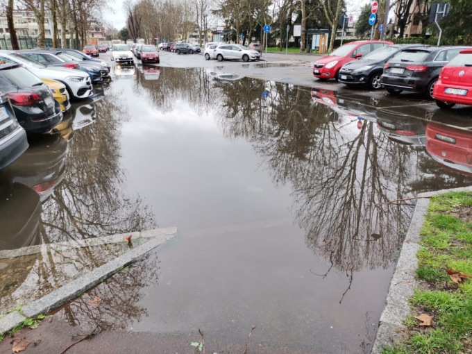 A Cernusco sul Naviglio parcheggi in via Buonarroti allagati