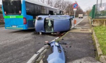Schianto all'incrocio tra auto e bus, video e foto dell'incidente a Cernusco: due donne ferite