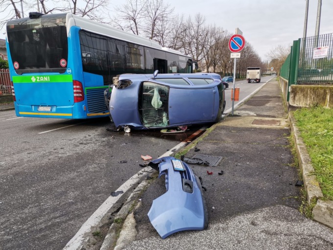 Schianto all’incrocio tra auto e bus, video e foto dell’incidente a Cernusco: due donne ferite