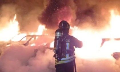 Incendio nella rivendita auto a Vimodrone: cinque vetture divorate dalle fiamme