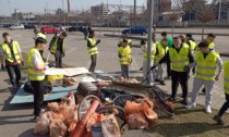 Gli studenti dell'Ipsia ripuliscono le collinette di Melzo: copertoni, cartelli stradali e macchine da cucire