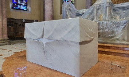 Domenica delle Palme, ecco il nuovo altare posato in chiesa a Gorgonzola