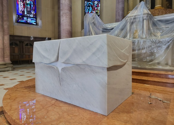 Domenica delle Palme, ecco il nuovo altare posato in chiesa a Gorgonzola