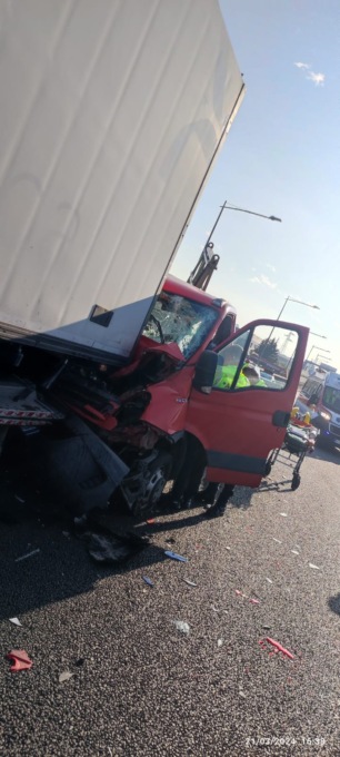 Schianto in A4 tra furgone e camion, due feriti: traffico in tilt