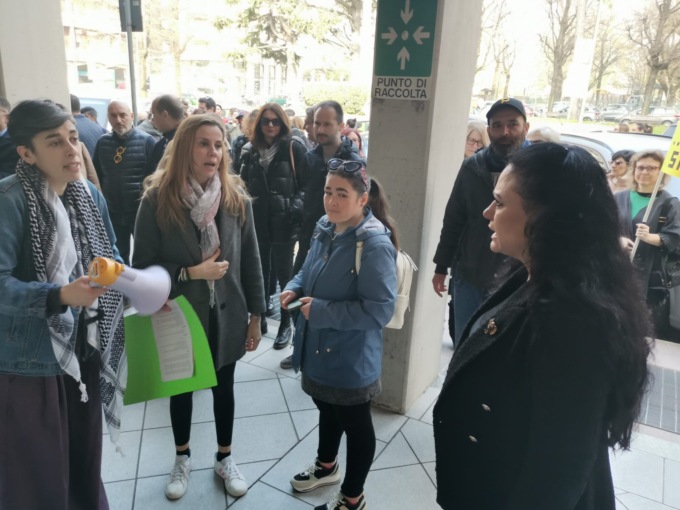 A Cassina de’ Pecchi la protesta dei genitori delle scuole davanti al Municipio