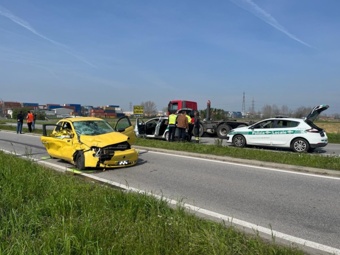 Tremendo schianto tra auto e Tir sulla provinciale a Truccazzano: morto un 61enne