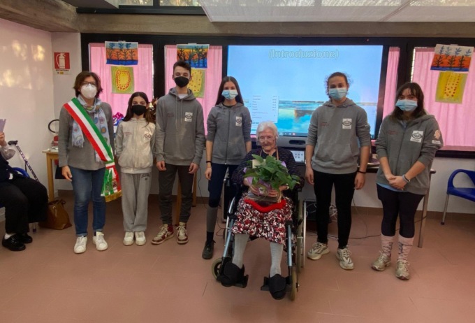 Nonna Teresa, festa per i 100 anni alla Rsa Vergani e Bassi di Gorgonzola