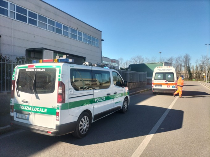 Travolto dal carico caduto dal furgone, operaio di Melzo rimane schiacciato