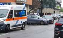 Incidente a Pioltello, esce dal parcheggio e centra un'altra auto: 27enne ferita