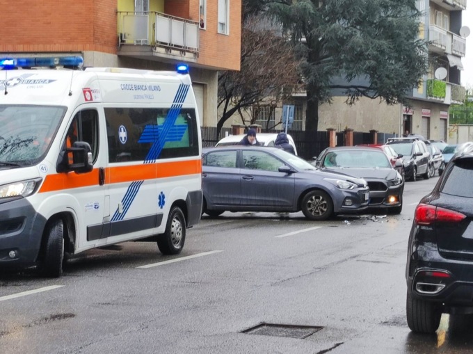 Incidente a Pioltello, esce dal parcheggio e centra un’altra auto: 27enne ferita